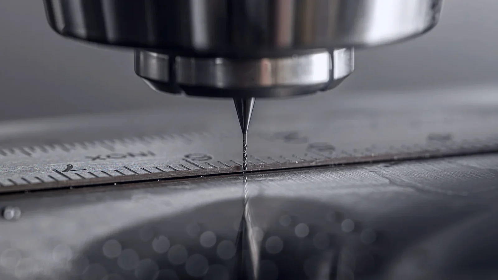 Dụng cụ cắt và máy CNC trong sản xuất cơ khí chính xác